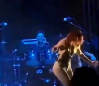 Paura al concerto, Noemi cade dal palco